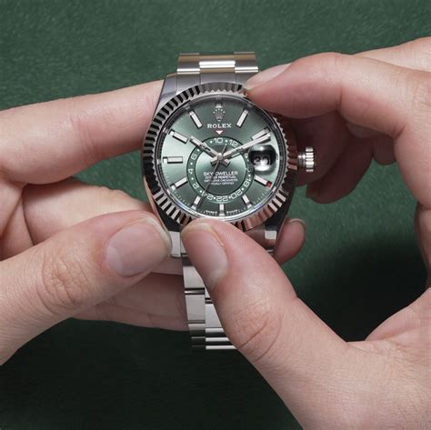 how to wind a rolex sky dweller